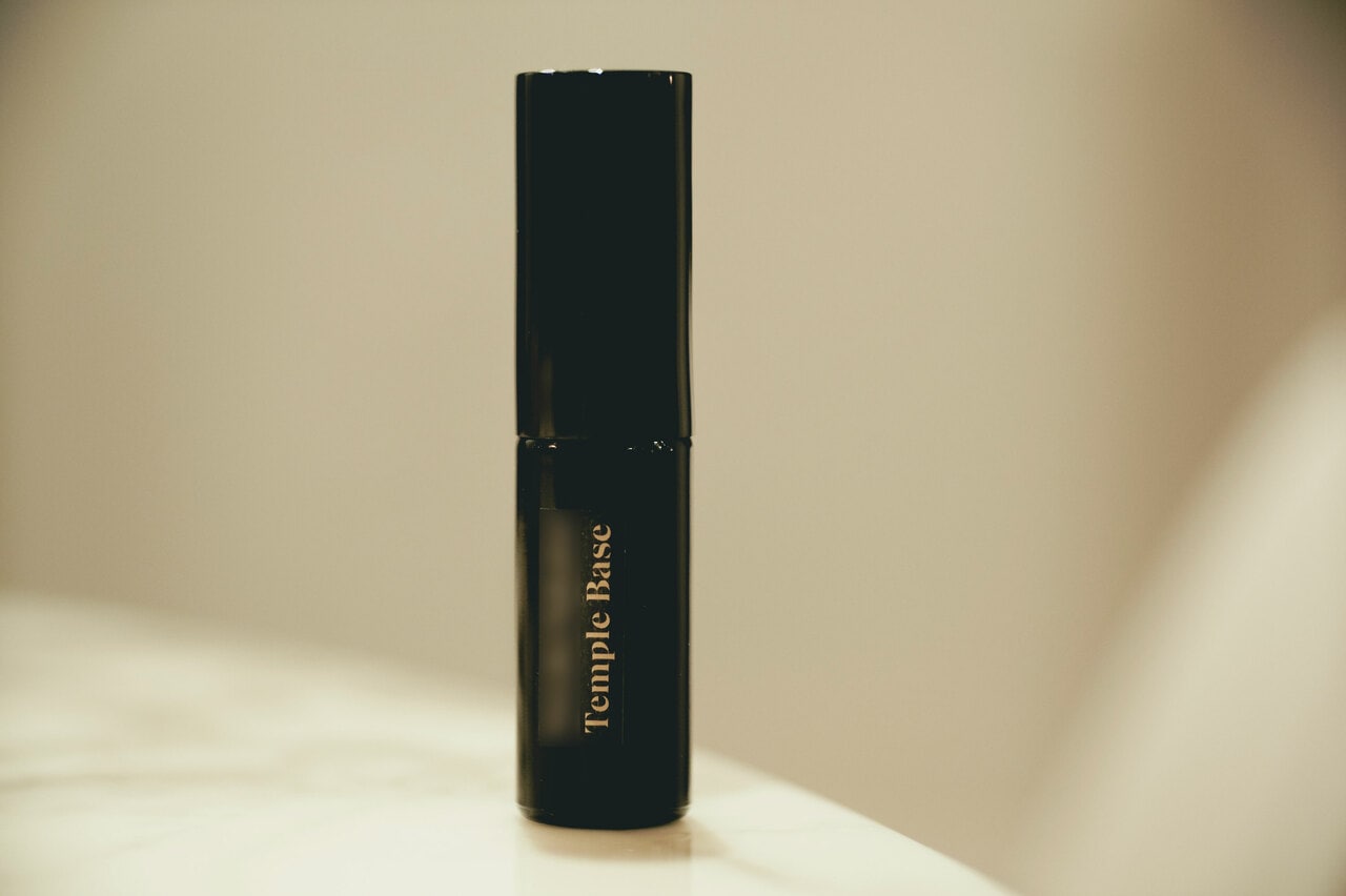 完成したBESPOKE FRAGRANCE。「お試し調香」10mL 60,000円、「たっぷり調香」50mL 120,000円。制作の所要時間は約90分。※個人差あり