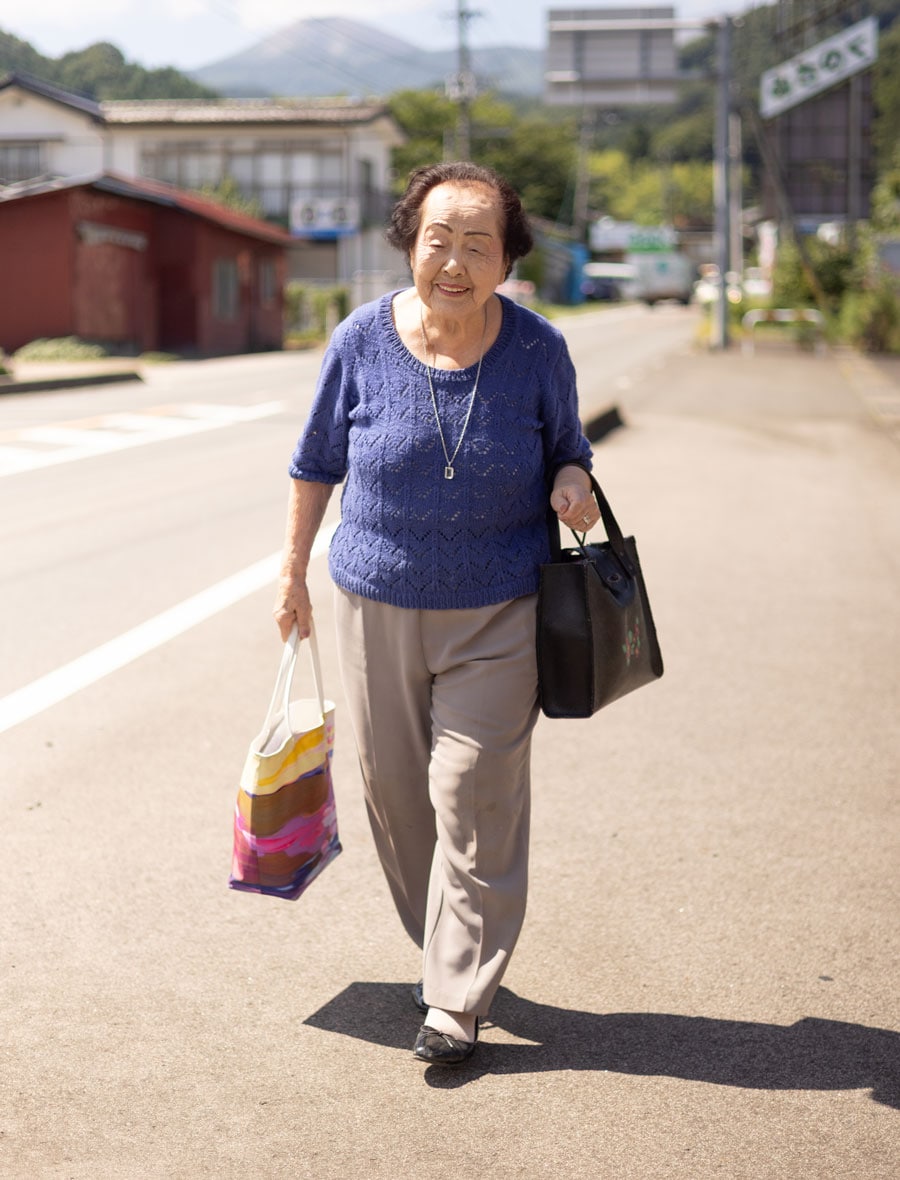 お気に入りの靴、バッグ、アクセサリーを身に着ける堀野さん。80代まで7センチのヒールを履いて仕事をしていたそう!