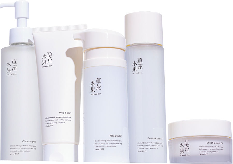 左から:草花木果 メイク落としオイル N 180mL 2,090円、同 ホイップフォーム 90g 1,980円、同 マスクジェル C 90g 3,850円、同 エッセンスローション 155mL 2,970円、同 エンリッチクリーム EX 50g 4,620円/キナリ