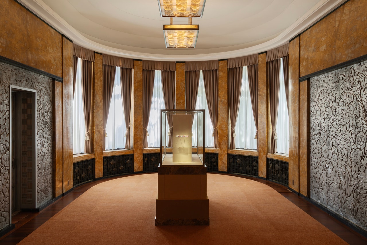 会場風景 東京都庭園美術館 本館 大食堂 ©Van Cleef & Arpels