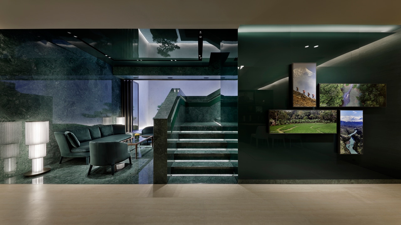 階段の奥に自然光が差し込むドライエリアがあり、ソファに座って庭園を観賞できる。