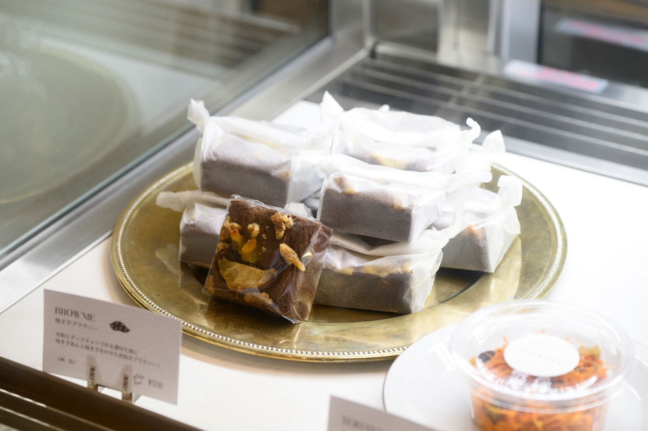 米粉とダークチョコの濃厚生地に焼き芋あんと焼き芋をのせた「焼き芋ブラウニー」550円。秋は芋やかぼちゃ、栗のフレーバーが大充実！