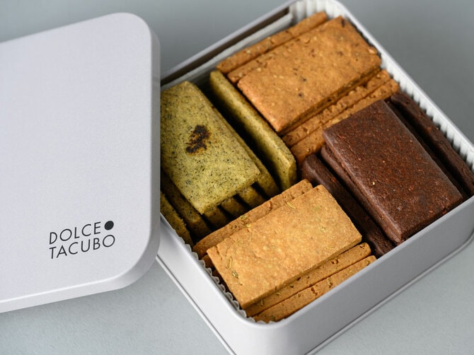 クッキー缶 4,500円（サブレ4種×8枚）。