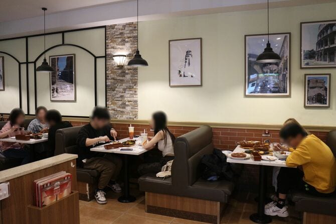 店内にお馴染みの絵画はない。(筆者提供)