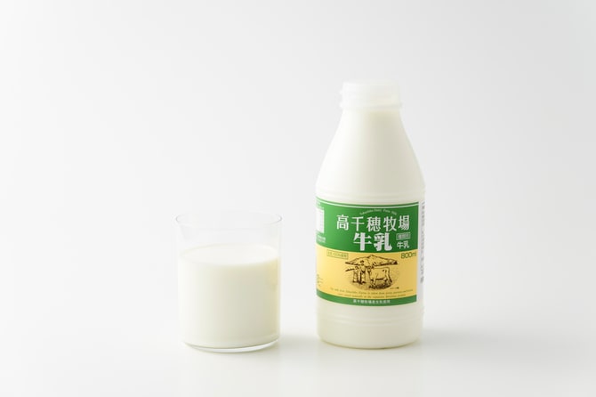 高千穂牧場牛乳 各572円（800ml）。
