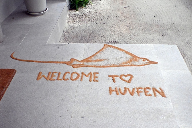 色の違う砂で描かれたメッセージ。