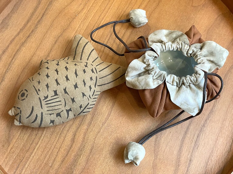 鯛焼き形の手枕と湯呑み入れ。湯呑み入れはお茶好きへのお土産にぴったり。