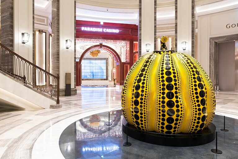 ホテル パラダイスのWOWゾーンの中心にある《Great Gigantic Pumpkin》。カボチャは草間彌生の代表的な作品シリーズ。