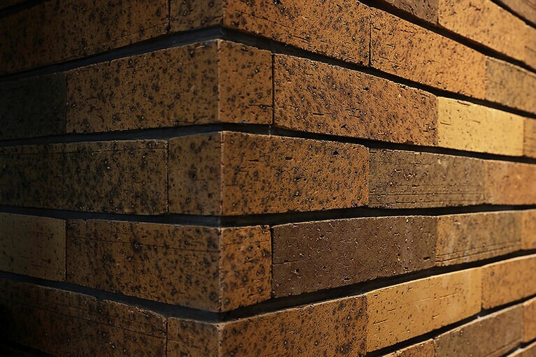 壁面のレンガにはリサイクルした鉄粉を使用しているという。
