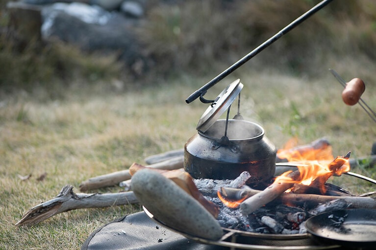 火かき棒を使ってヤカンの蓋を開ける。タキビズム ブレス トゥ ファイヤー 14,300円／UPI