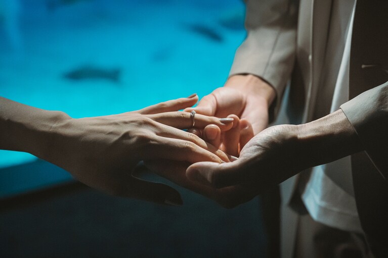 ジンベイザメに祝福してもらいながら、左手薬指に指輪をはめてもらう。