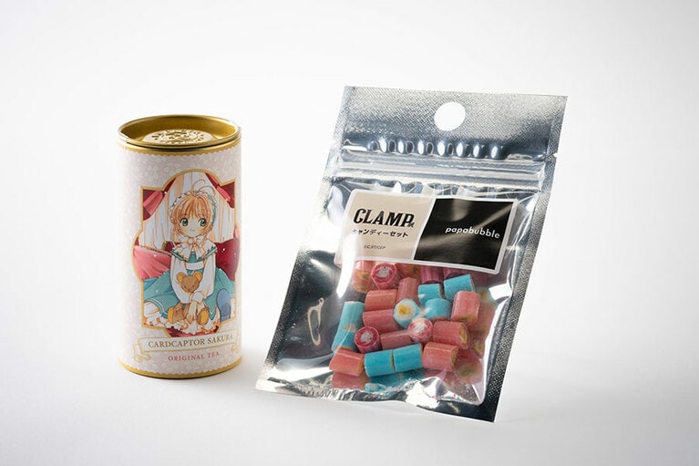 （左）オリジナルブレンドティー／カードキャプターさくら　2,160円。（右）PAPABUBBLE キャンディーセット1,080円。