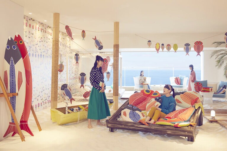 サーフボードやクッションなど、干物をモチーフにしたアイテムで埋め尽くされたソラノビーチ Books&Caféは、絶好の撮影スポット。