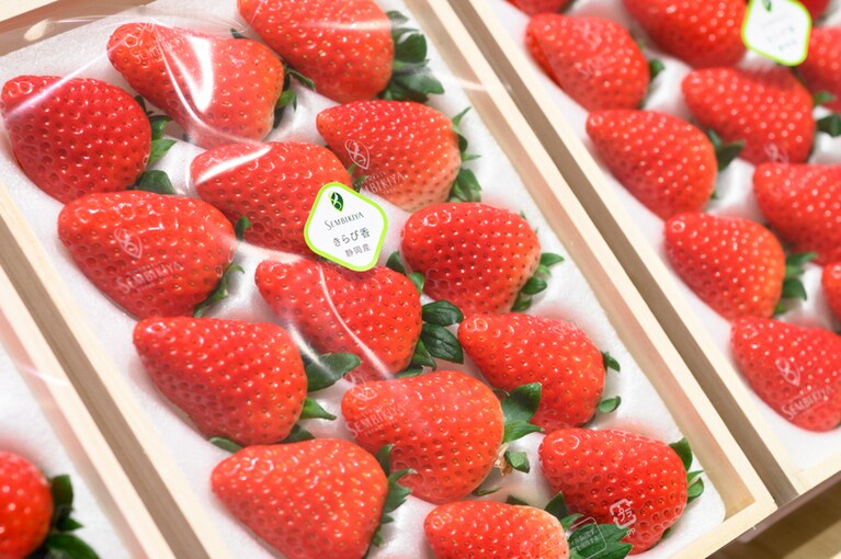 千疋屋総本店ではきちんと品定めされた、ヘタまで赤くなっているイチゴが並んでいる