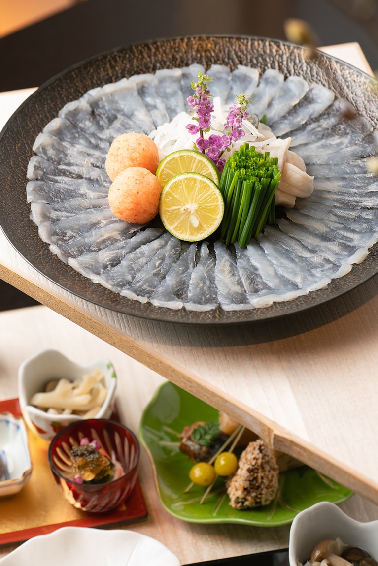 夕食の一例。遠州灘で有名なとらふぐの薄造りは嚙むほどに甘みが広がる。旬の食は器にも遊び心がある八寸で。