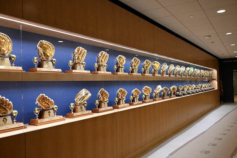 ローリングス・ゴールド・グラブ賞のトロフィーがずらり。目に眩しいフロアです。