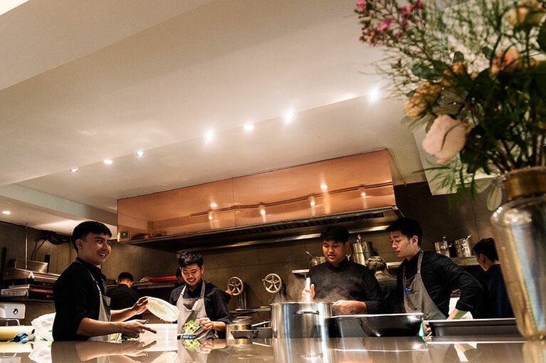 オープンキッチンを見ながら食事が楽しめる特等席も。