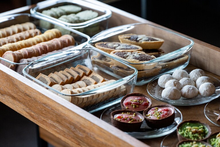 デザートワゴンには季節の焼き菓子がずらり。