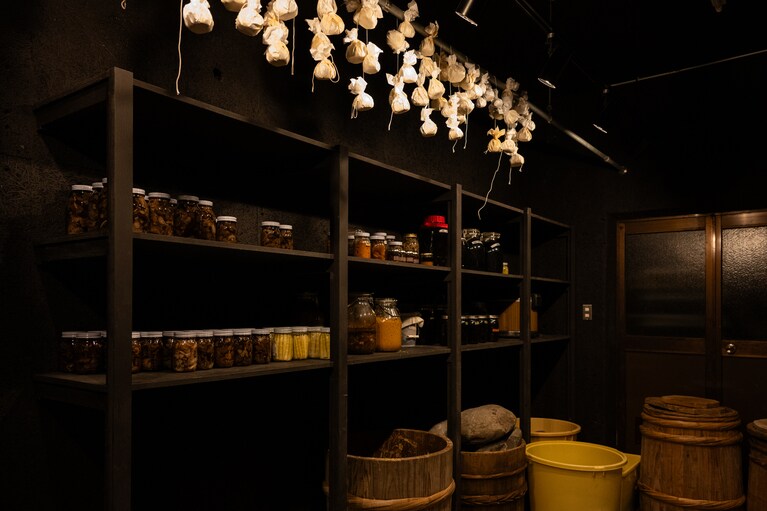 「里山十帖」の厨房の下にある「発酵部屋」。さまざまな食材がここで時間をかけておいしく発酵、乾燥、漬け込みされています。
