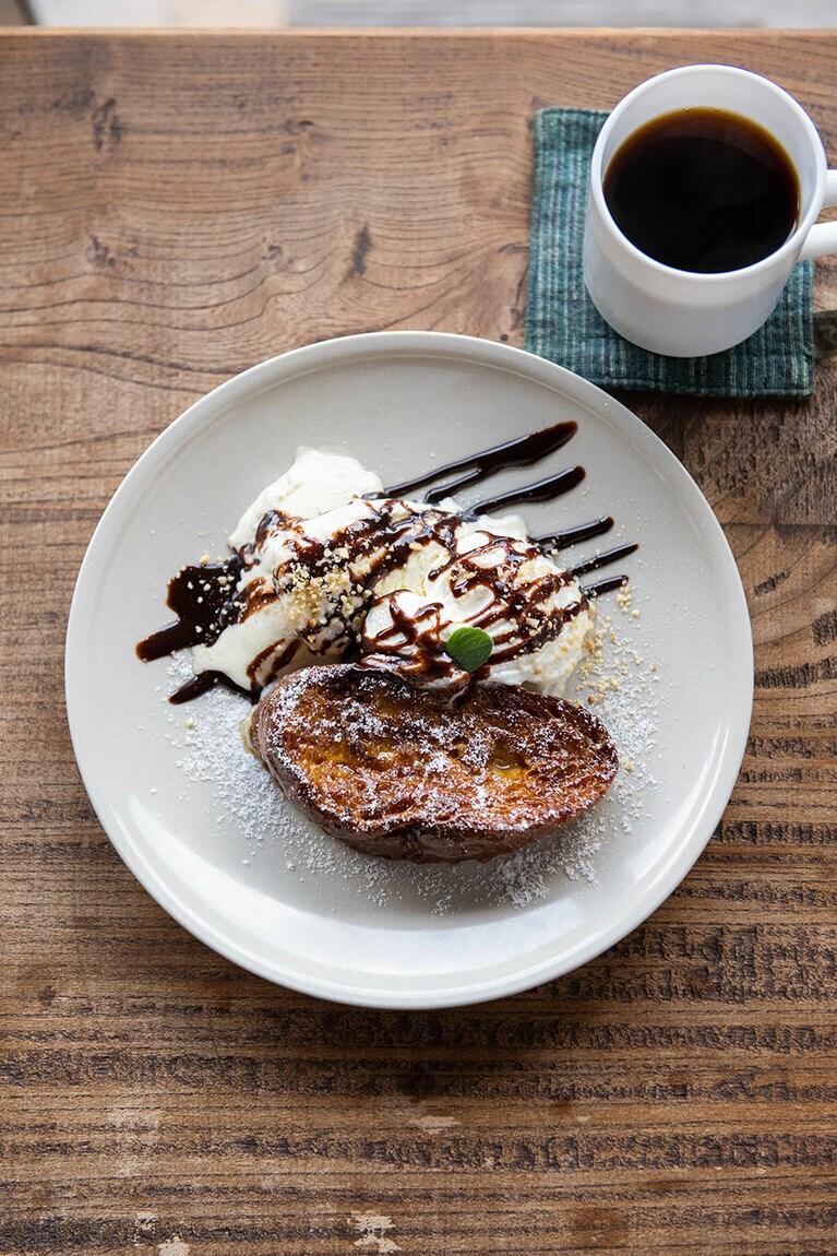 「フレンチトースト」アイスのせ 650円と、自家焙煎コーヒー 500円。セットで1,000円。