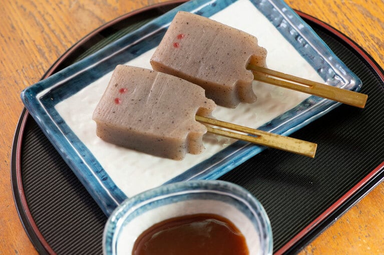 ぬり壁のみそおでん 400円(税込)。ミニサイズのぬり壁がかわいい。水木しげるが生まれた鳥取県産の有機こんにゃくを使用した本格派。©水木プロ