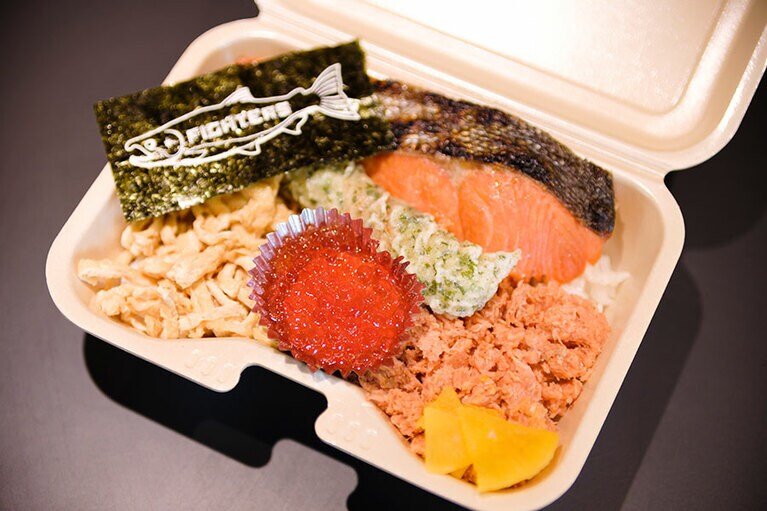 サケのイラストが描かれた海苔がかわいい、しゃけまる弁当 1,280円。