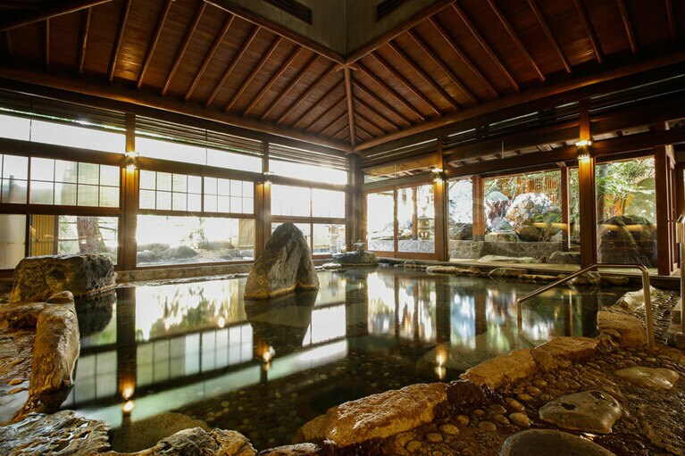 依山楼岩崎［鳥取／三朝温泉］回遊式大庭園風呂「山の湯」楽山の湯。