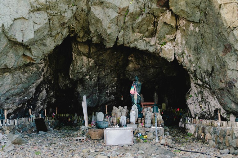 冥途との境と言われる賽の河原。