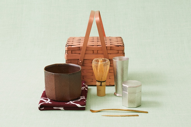 銅茶籠 88,000円、錫棗 23,100円、錫茶筅筒 11,000円、真鍮茶杓 19,800円、真鍮菓子切り 5,500円、備前焼茶碗(森本仁作)と手ぬぐい(Vallicans)は参考商品／すべてオープンスタジオ