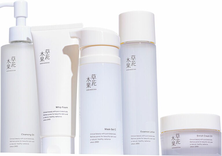 左から：草花木果 メイク落としオイル N 180mL 2,090円、同 ホイップフォーム 90g 1,980円、同 マスクジェル C 90g 3,850円、同 エッセンスローション 155mL 2,970円、同 エンリッチクリーム EX 50g 4,620円／キナリ