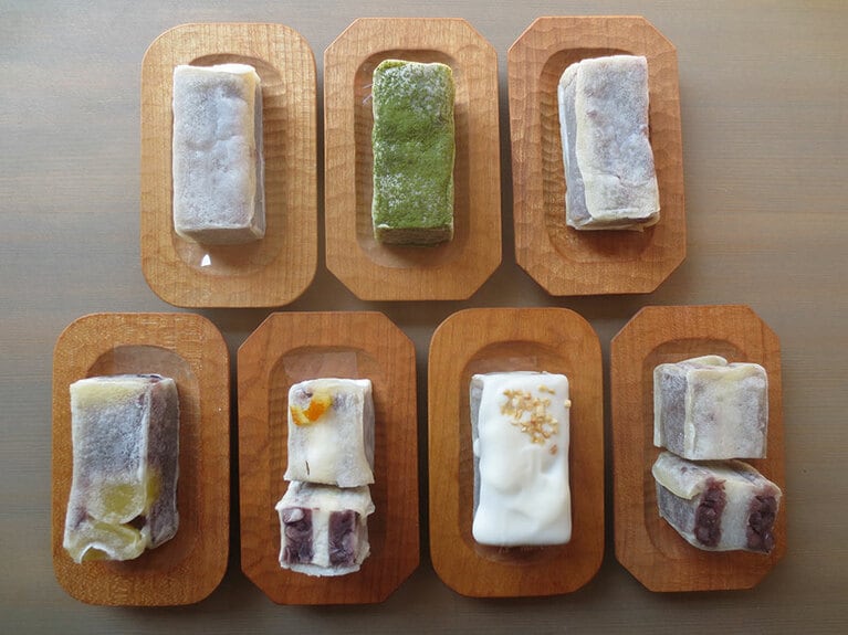 左上から時計回りに「きほん」130円、「抹茶」150円、「しお」150円、「もち」170円、「あんチョコ」230円、「あんチーズ」200円、「くりきん」190円。