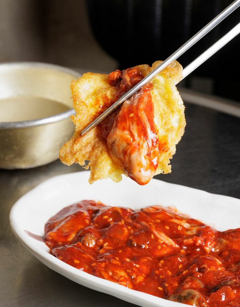 エビチヂミ(W20,000)には牡蠣の塩辛(W7,000)を付けて食べるのがおすすめ。