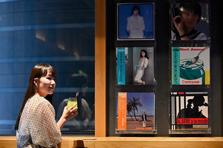 大塚の街のネオンがみえるカウンター席も。くつろぎながら最後の最後まで楽しめた。