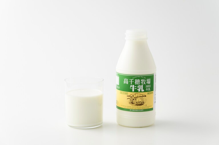 高千穂牧場牛乳 各572円（800ml）。