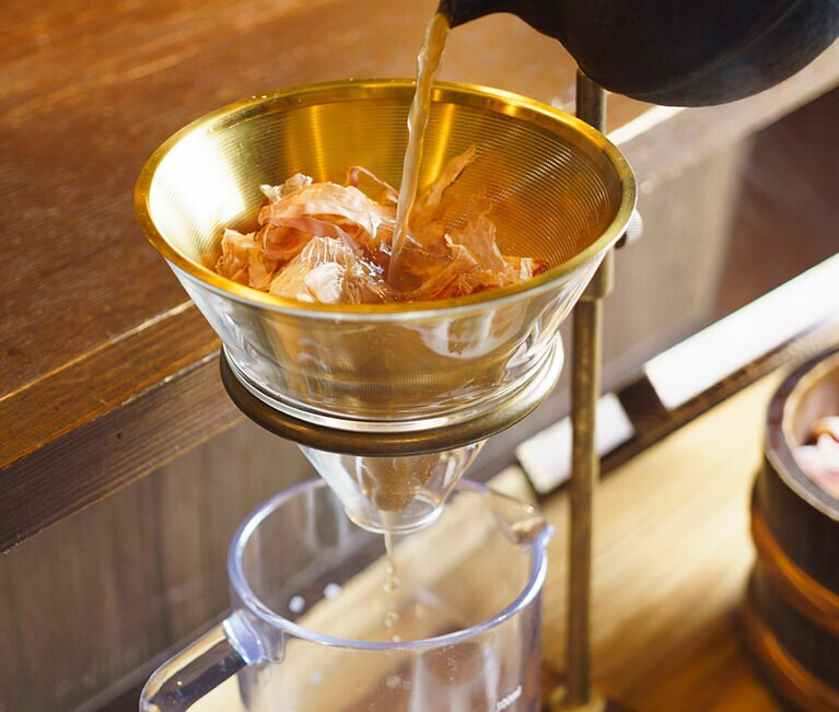 このコーヒードリッパーが全てのお膳につき、鉄瓶の中の出汁を入れて自分で香り高く濃厚な出汁をとり、丼にかけるのが面白い。