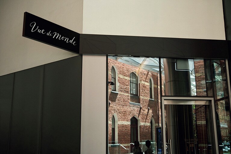 1階にある小さな看板が目印。