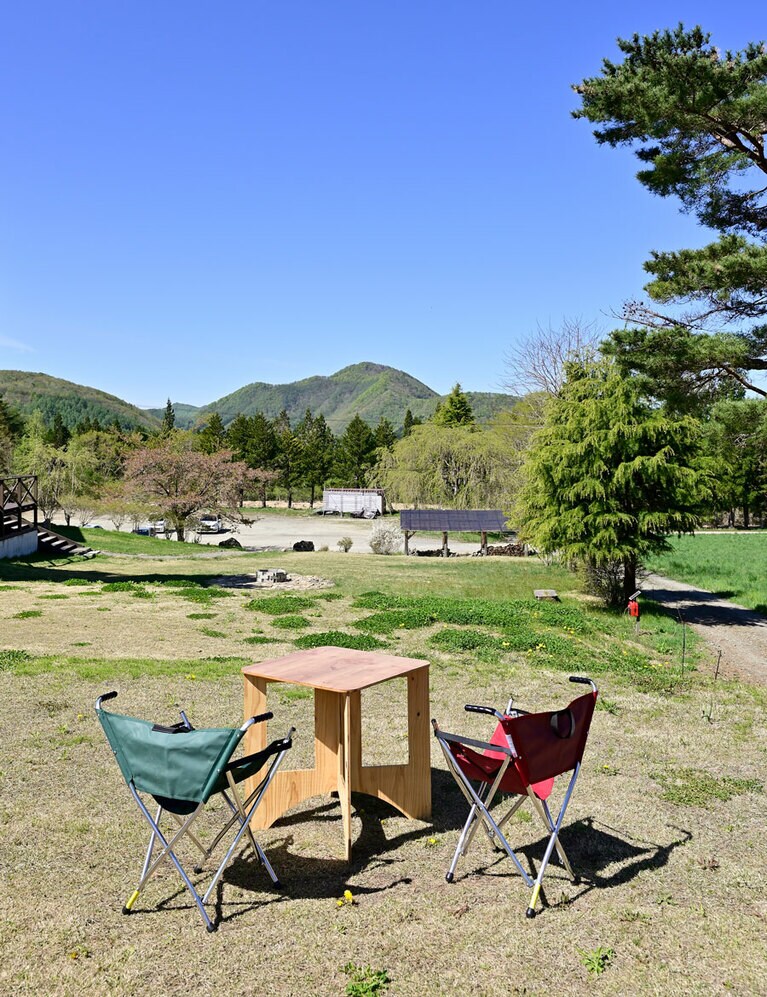 空が近く感じるテラス席。