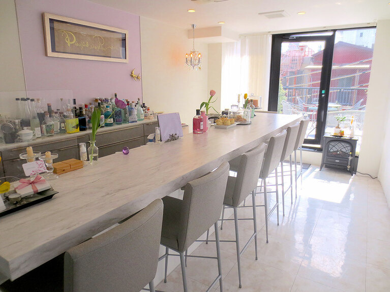 店内はカウンター8席。テラス6席。