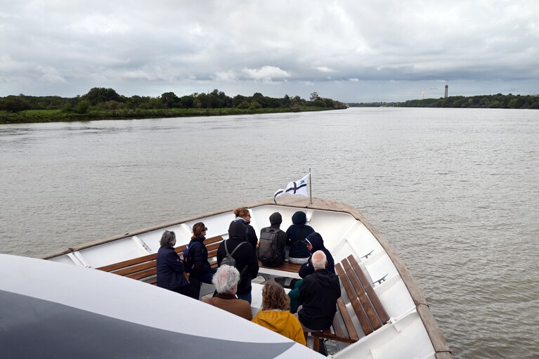 ナントからサン゠ナゼールへロワール川をくだる途上も、両岸にアートが。