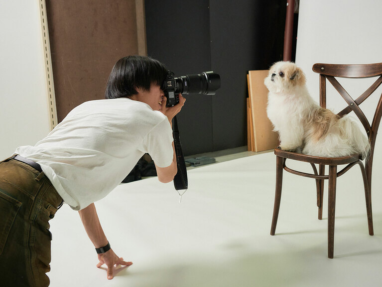 撮影中の加賀さんとモコゾウ。