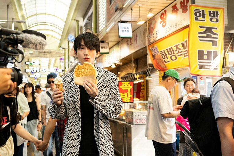 辛いトッポギの後には甘いものを。ソフトクリームと油で揚げないホットクを注文。和田さんの顔よりも大きいホットクにびっくり。