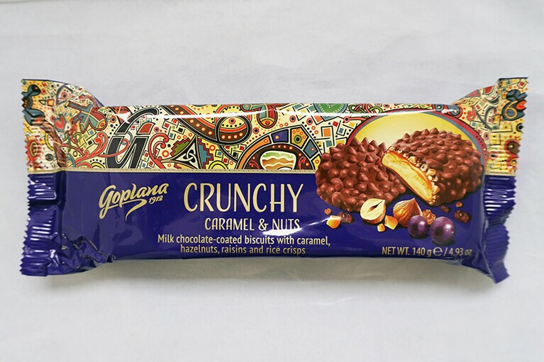 ゴプラーナミルクチョコレートクランチー(キャラメル＆ナッツ) 140グラム 300円。
