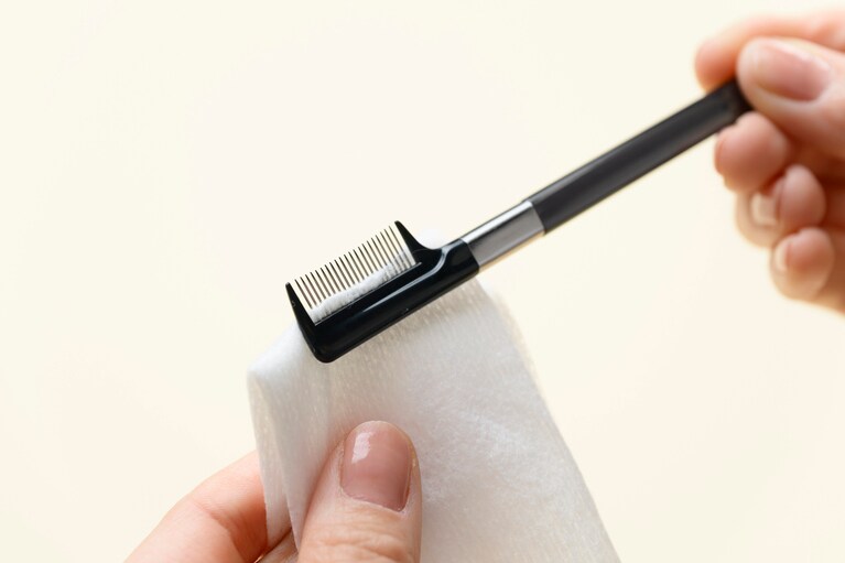 毛羽立たない厚手タイプのウェットティッシュを選んで。