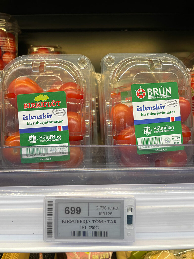 トマトは250gで700円ほど。