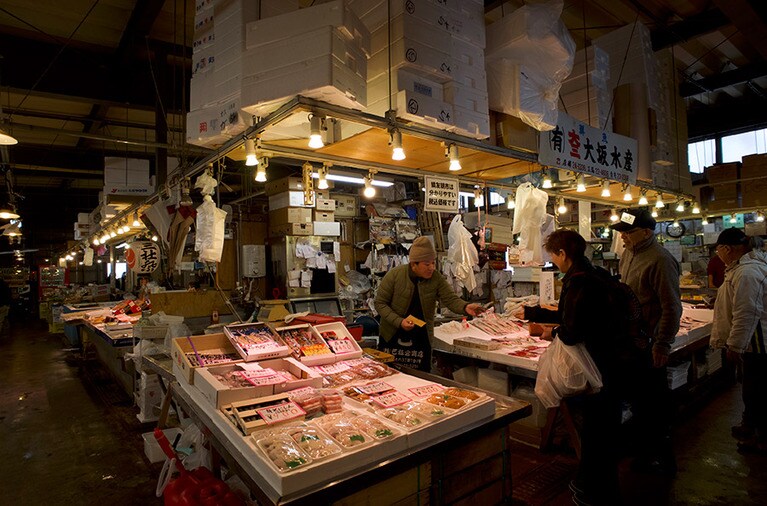 訪れたのは朝9時過ぎ。早朝のプロの仕入れのにぎわいが一段落していた。