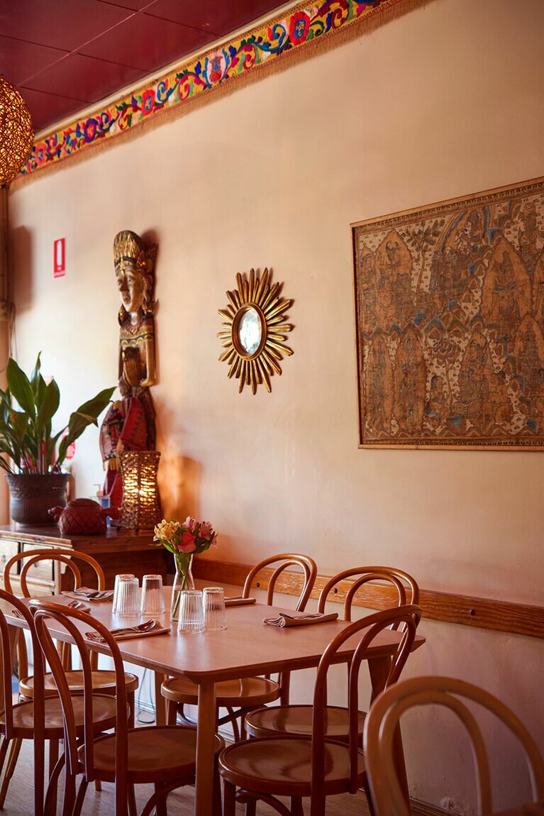 バリのオブジェが飾られた、現地の雰囲気を思わせる店内。