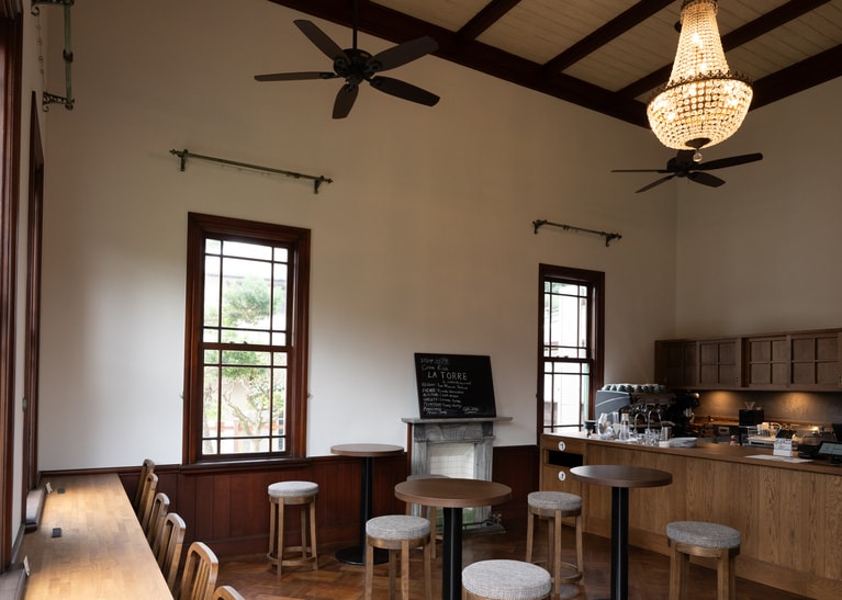 天井が高い洋館。こちらはカフェ。