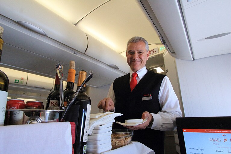 笑顔でサーブしてくださるCAさんの赤いネクタイがイベリア航空らしさを演出している。