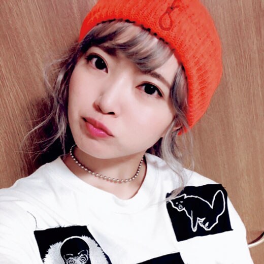 髪が抜け始めた頃。通販で購入した4,000円～5,000円のファッション用の化学繊維のウィッグをつけてみた。