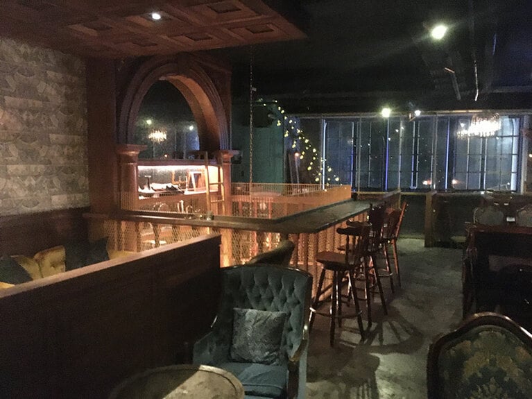 3階にはカウンターやソファ席が。映える写真を撮影できるスポット多数。